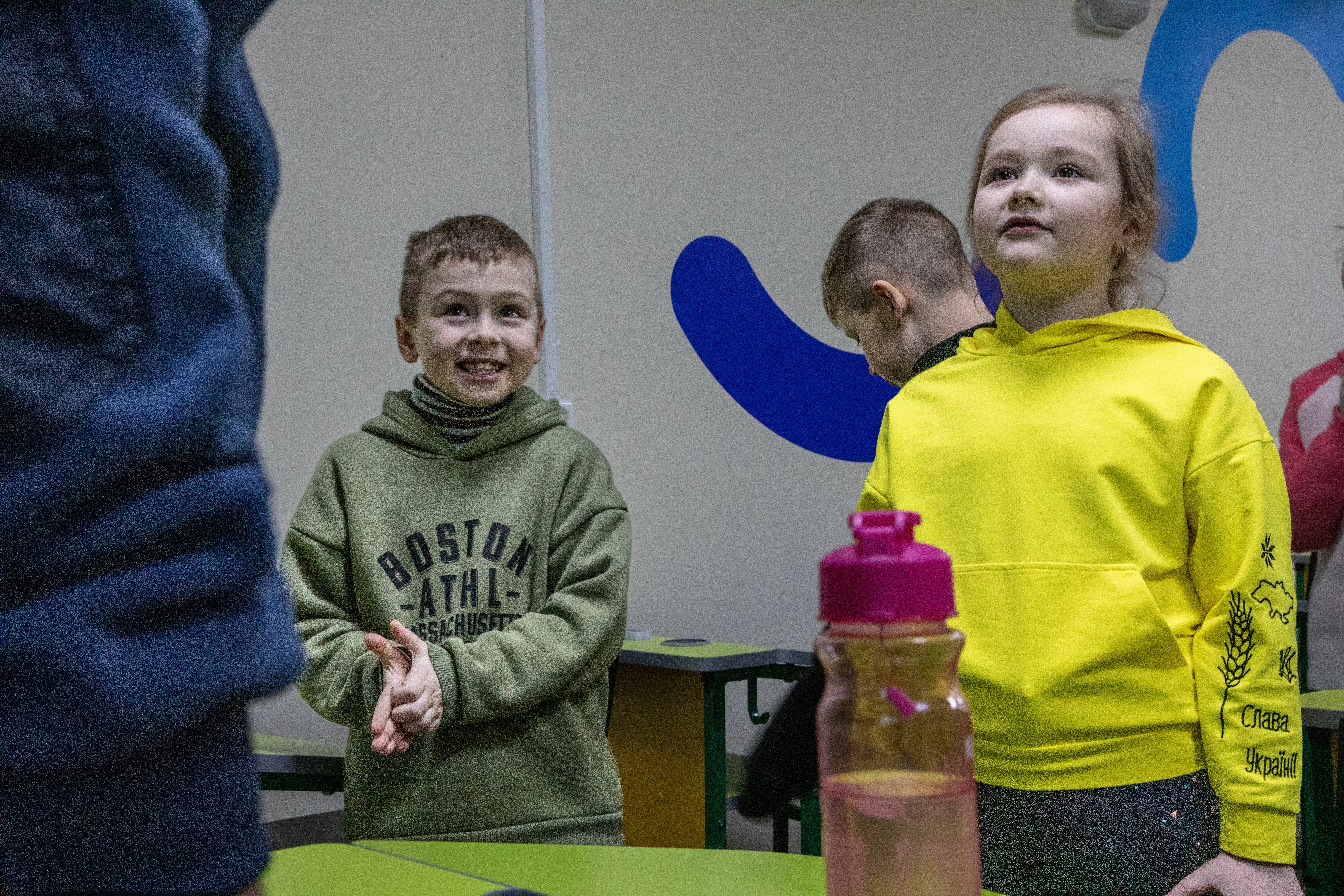 Школярі під час уроку мінної обізнаності