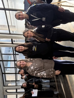 Пані Крістіан Руа та героїні виставки