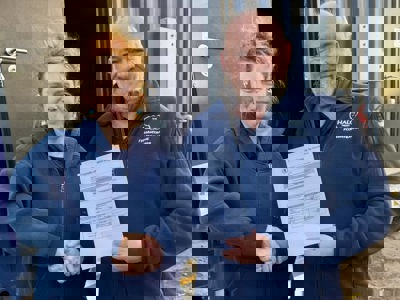 Рукотискання керівника HALO Ukraine та представниці WFP під час передачі контейнера