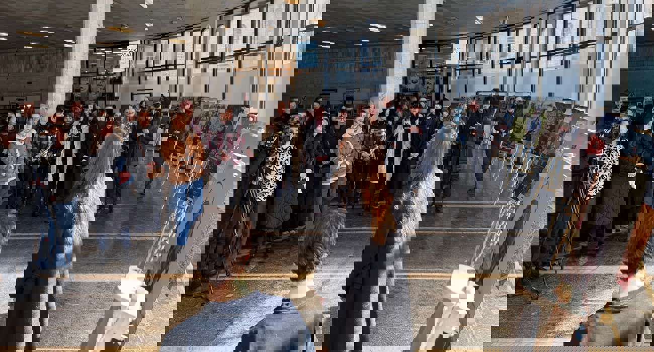 Відвідувачі виставки під час відкриття