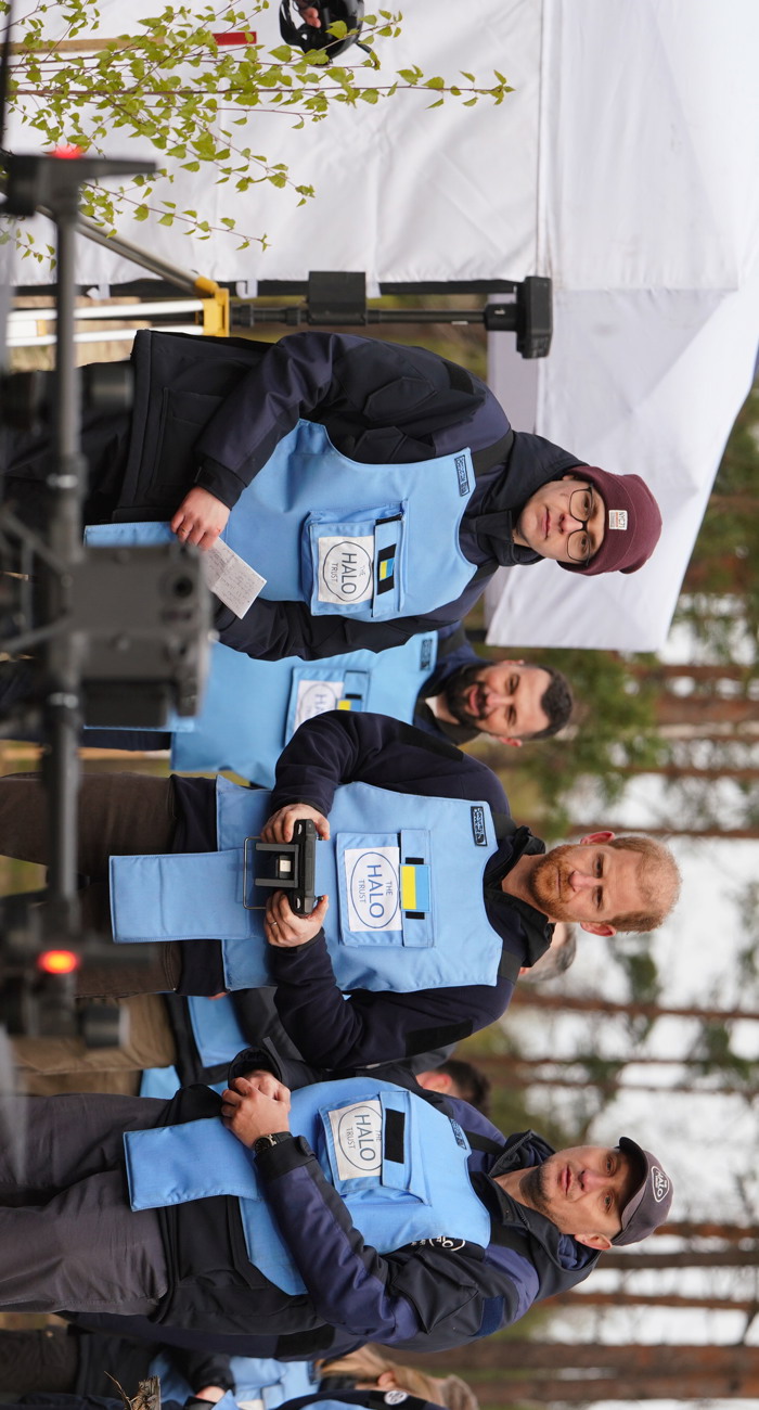 Принц Гаррі управляє дроном під час візиту до HALO Ukraine