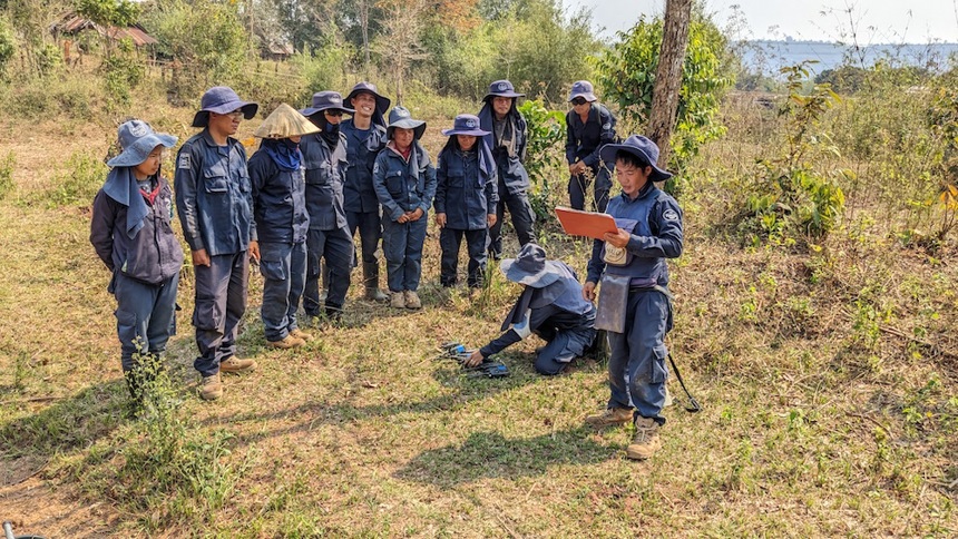 A HALO clearance team receiving a briefing from the team leader