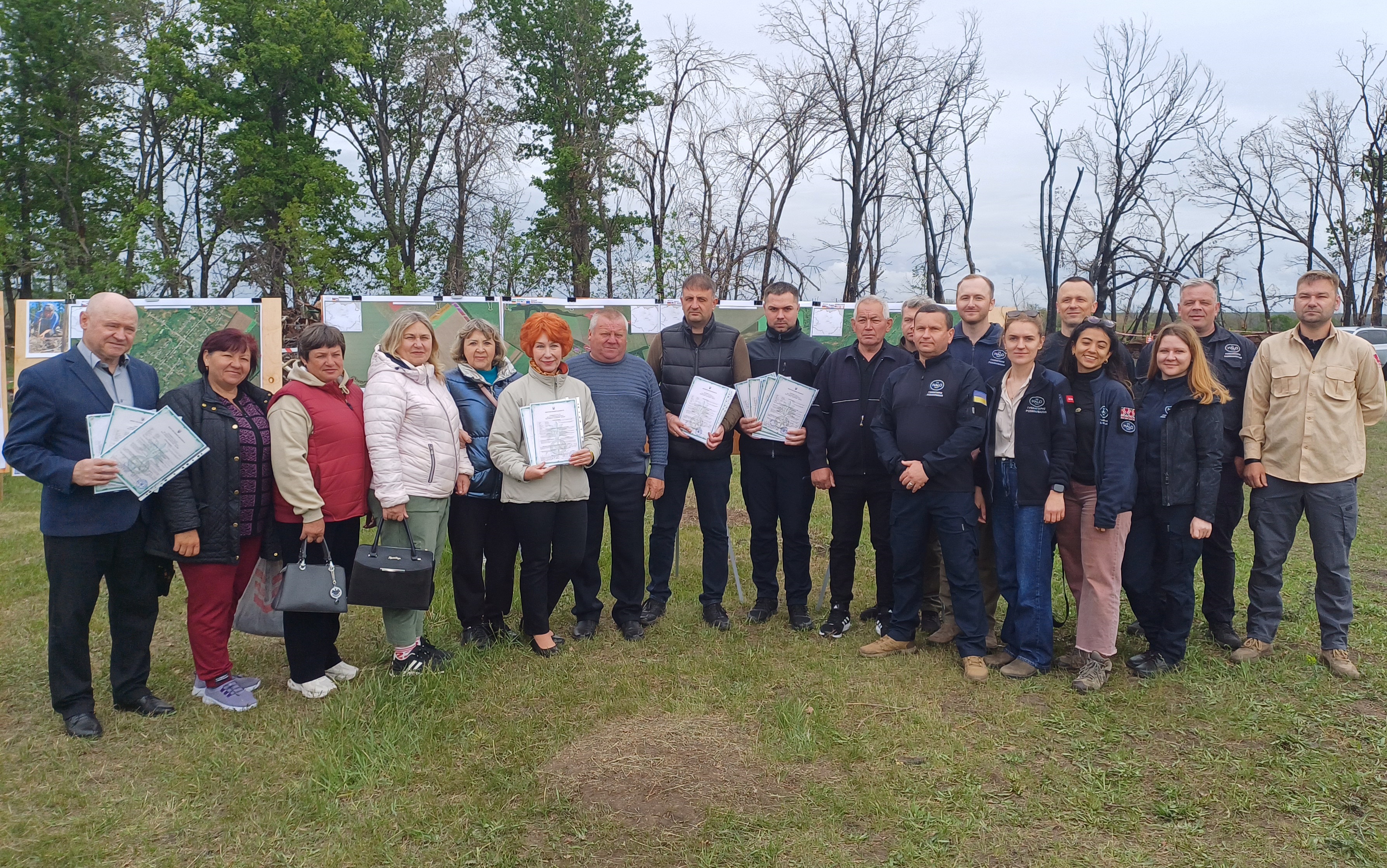 3. Predstavnyky mistsevykh hromad Kharkivshchyny pid chas peredachi ochyshchenykh zemel