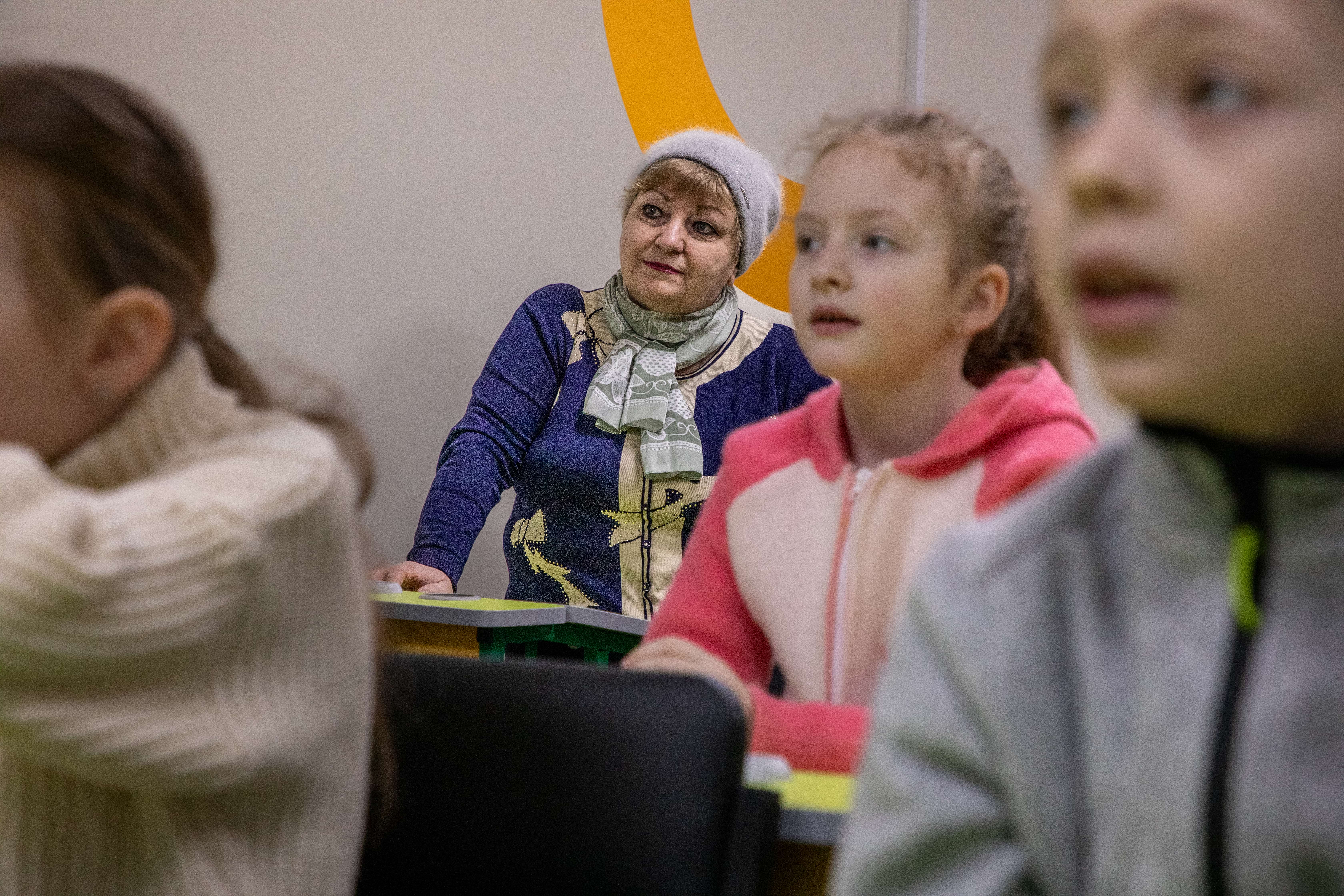 Діти та вчителька під час уроку мінної просвіти