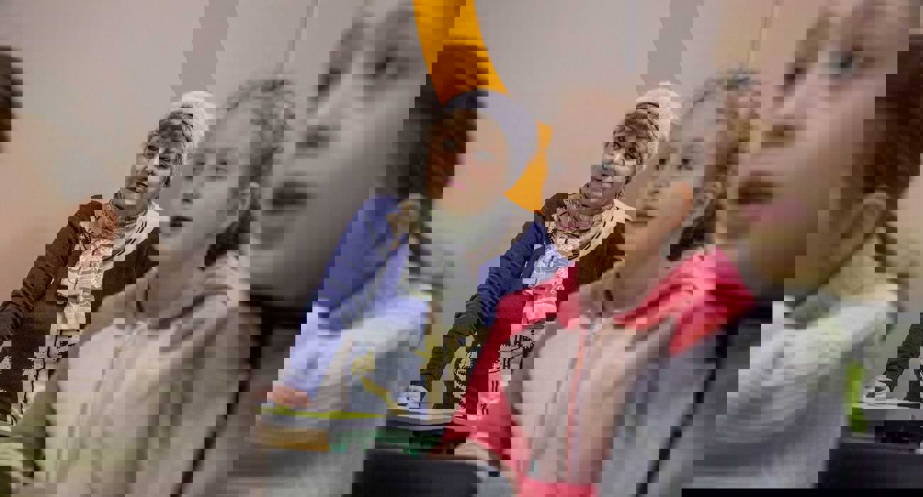 Діти та вчителька під час уроку мінної просвіти