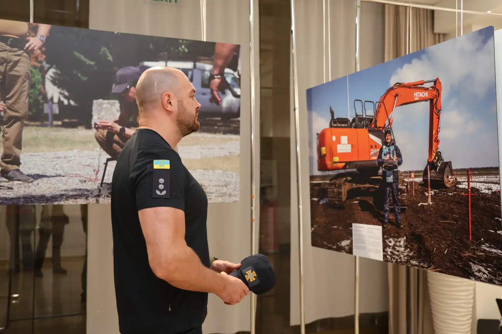 Vidviduvach rozhliadaie portret deminerky na vystavtsi