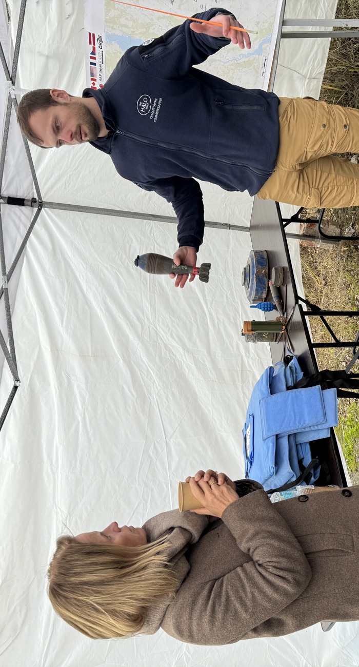 Представник ХАЛО розповідає гостям про знахідки на ділянках розмінування