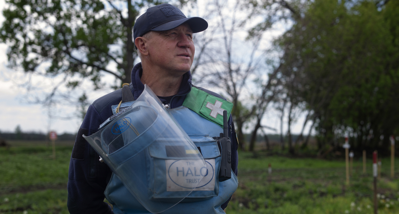 В'ячеслав дивиться вдалечінь під час роботи в полі