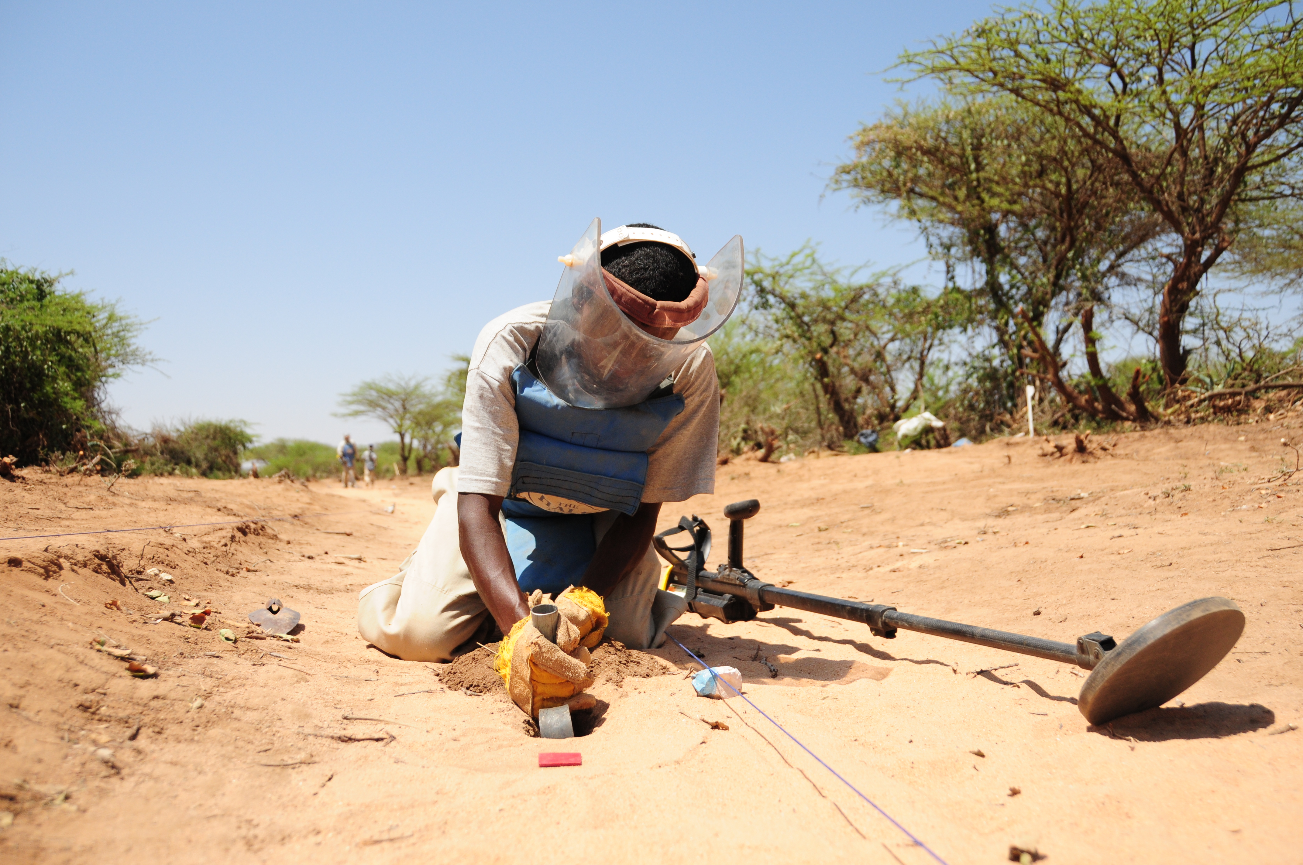 deminer-demining-somaliland-halo-trust