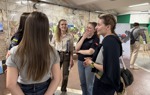 Колеги по сектору спілкуються під час відкриття фотовиставки