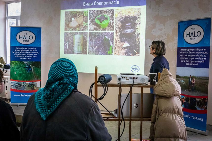 A risk education session led by a HALO staff member in Ukraine