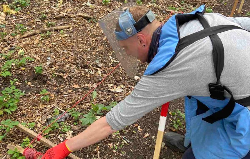 Демінер під час роботи на ділянці