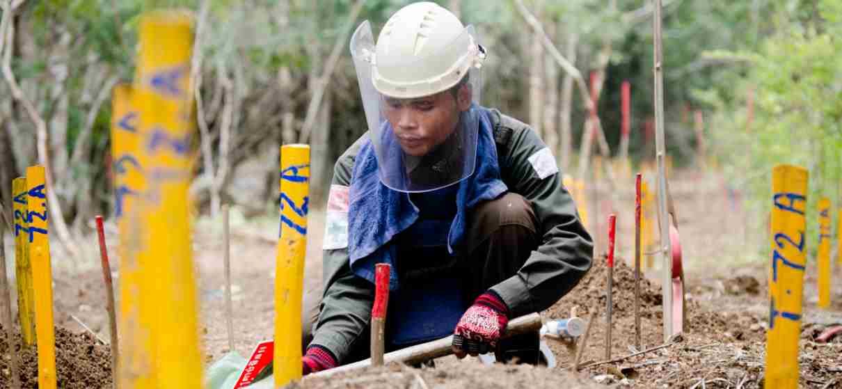 manual-deminer-cambodia-halo-trust