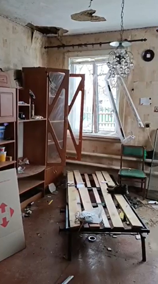 Дім В'ячеслава зсереднини в перші хвилини після атаки