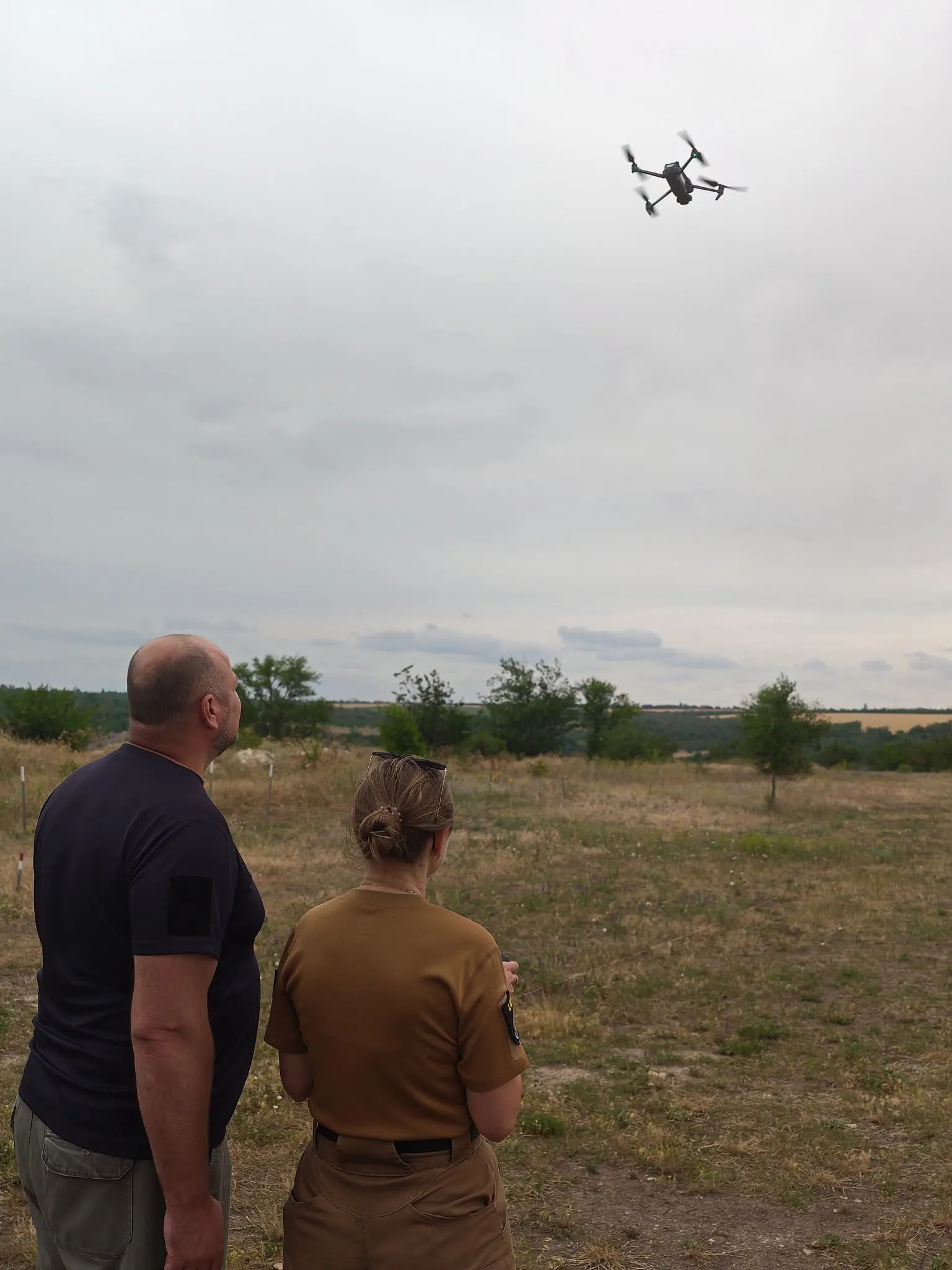 Uchasnytsia treninhu pidniala dron u povitria